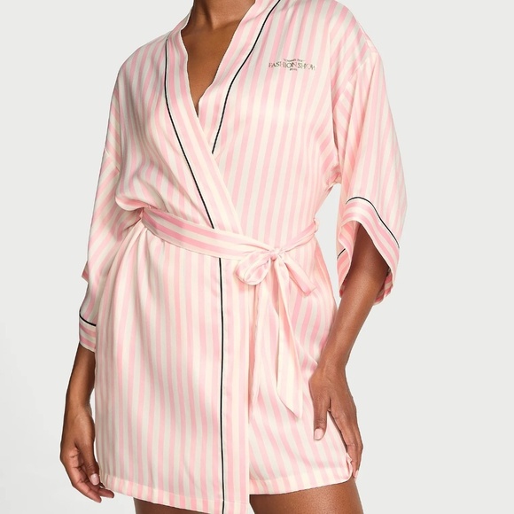 Victoria’s Secret Fashion Show 2025 Rhinestone Angel Wings Stripe Robe NEW XS/S - Picture 2 of 4